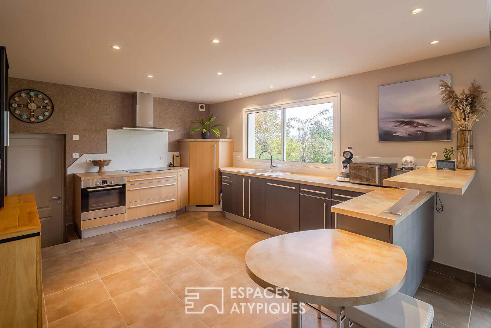 Maison d’architecte sur un terrain paysagé