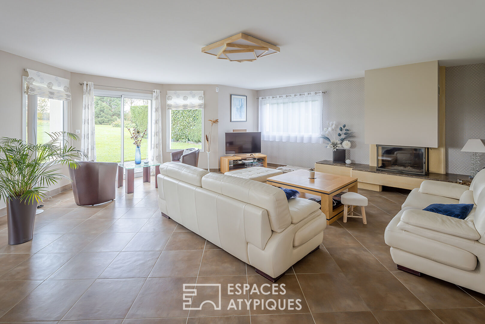 Maison d’architecte sur un terrain paysagé
