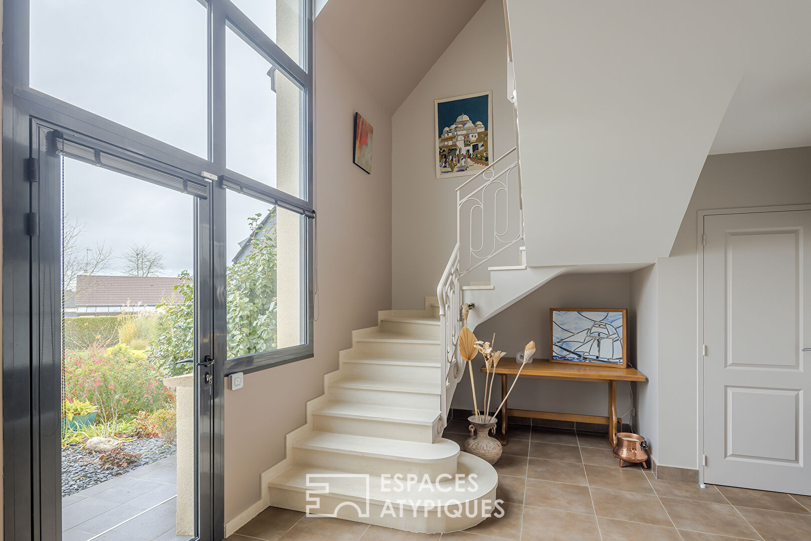 Maison d’architecte sur un terrain paysagé