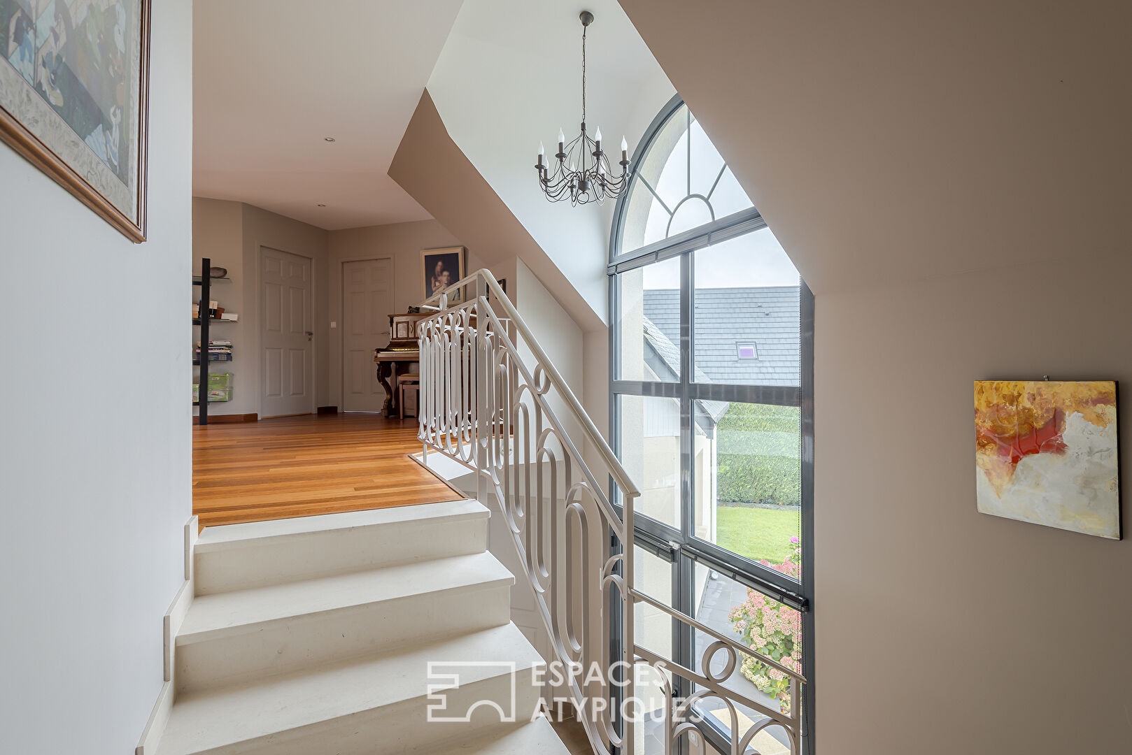 Maison d’architecte sur un terrain paysagé