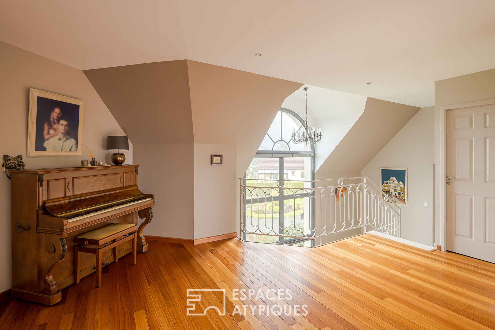 Maison d’architecte sur un terrain paysagé