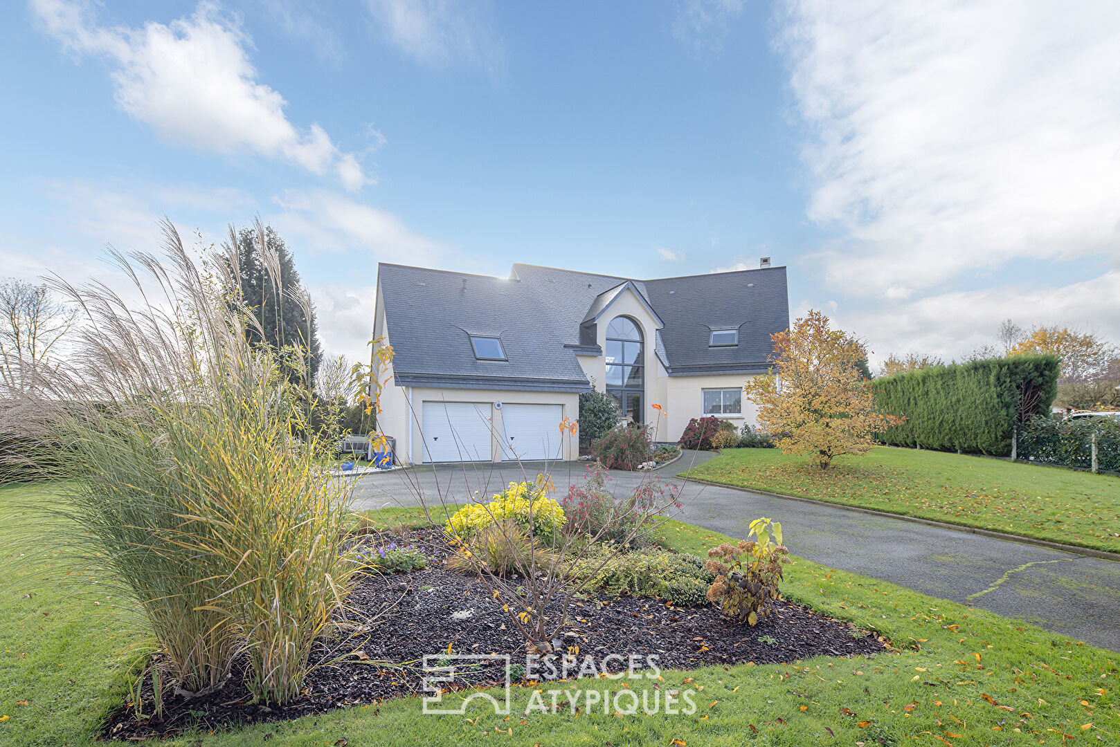 Maison d’architecte sur un terrain paysagé
