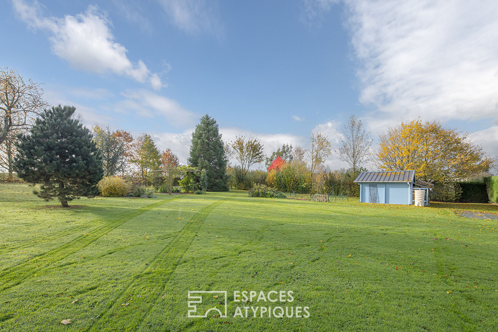 Maison d’architecte sur un terrain paysagé