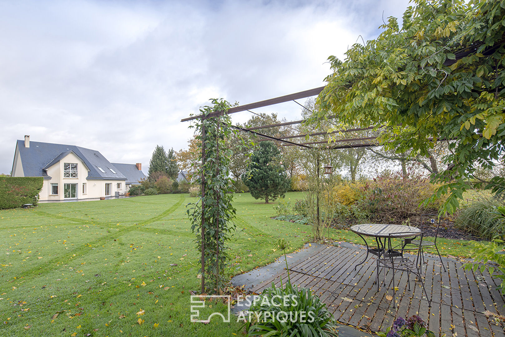 Maison d’architecte sur un terrain paysagé