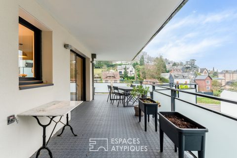 Recent apartment with terrace and view