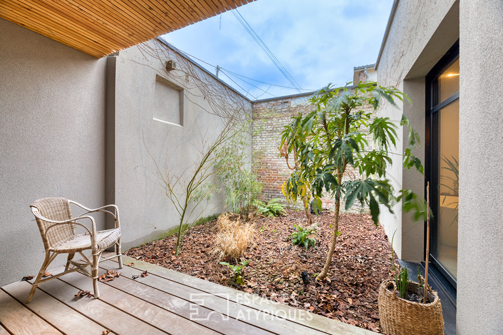 Maison d’architecte en briques noires avec piscine