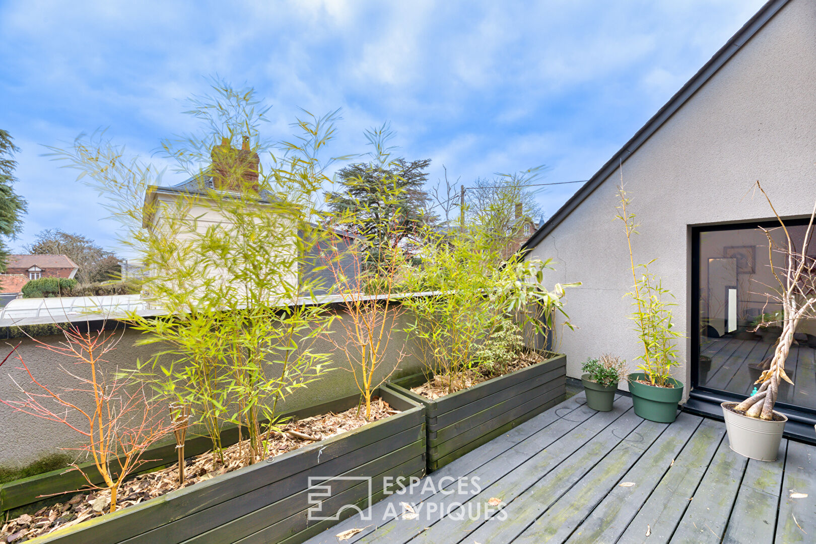 Maison d’architecte en briques noires avec piscine