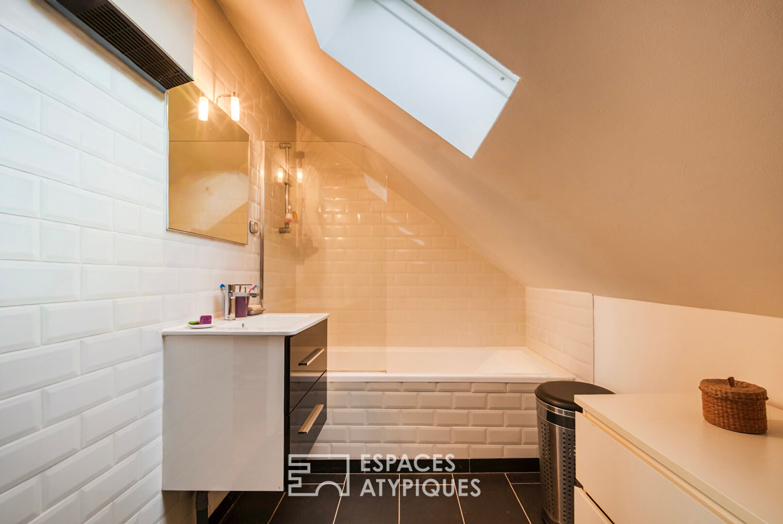 Maison restructurée à l&rsquo;esprit bohème avec jardin et garage