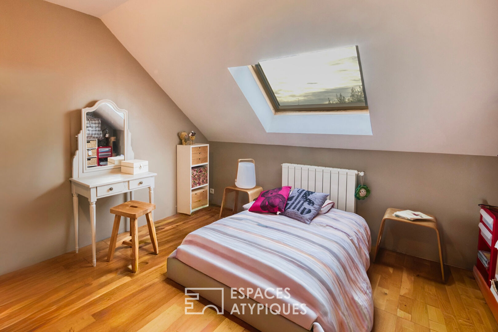 Maison restructurée à l&rsquo;esprit bohème avec jardin et garage