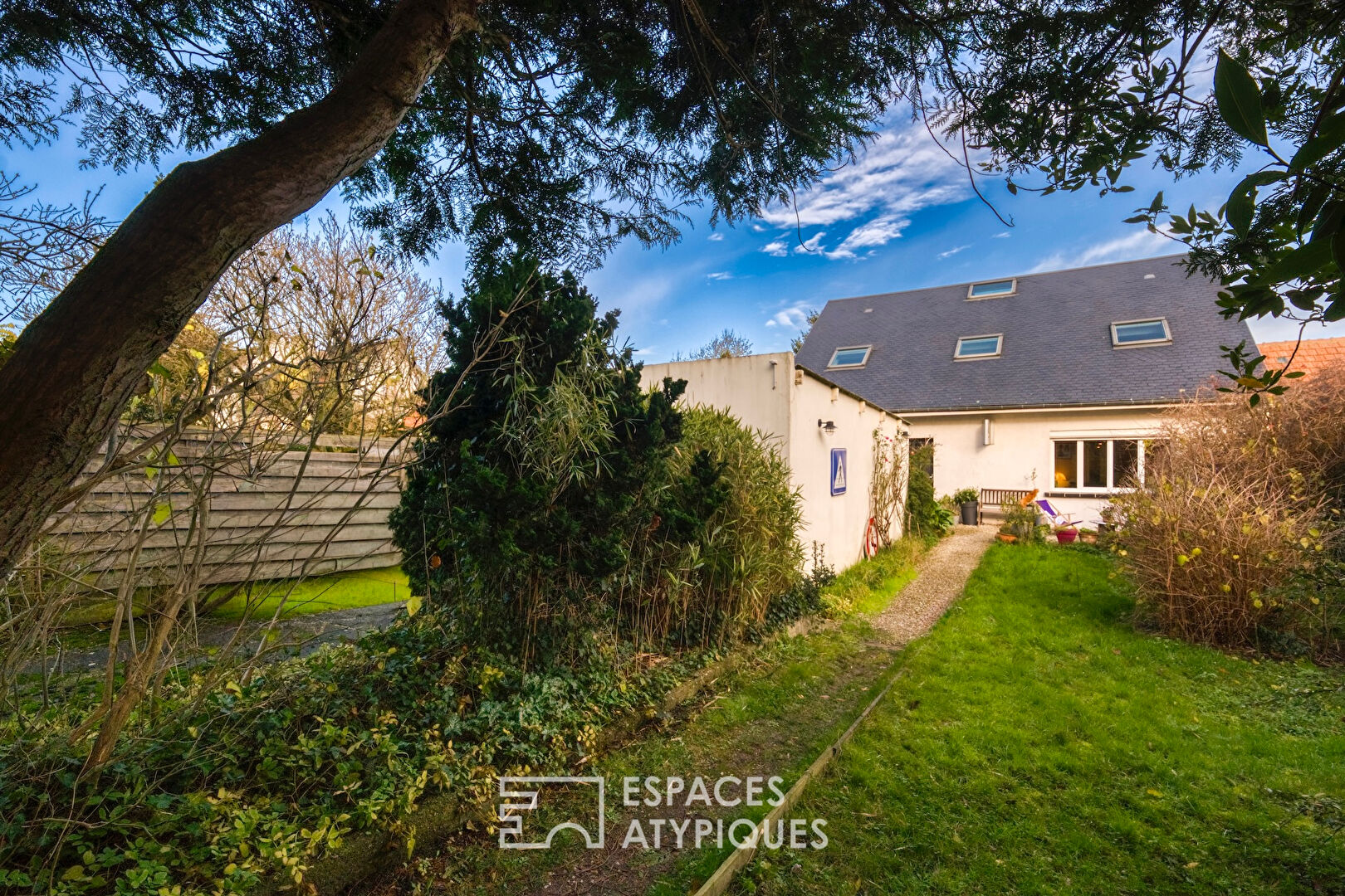 Maison restructurée à l&rsquo;esprit bohème avec jardin et garage