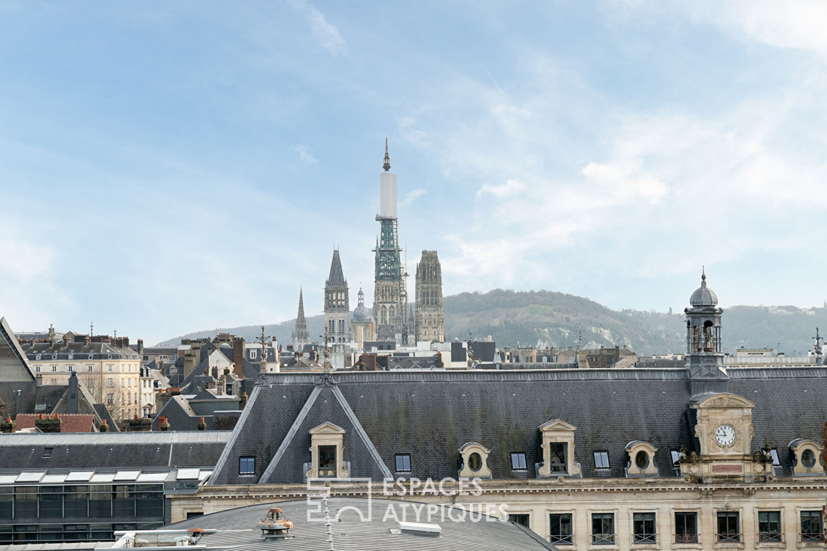 Loft sous les toits avec vue cathédrale