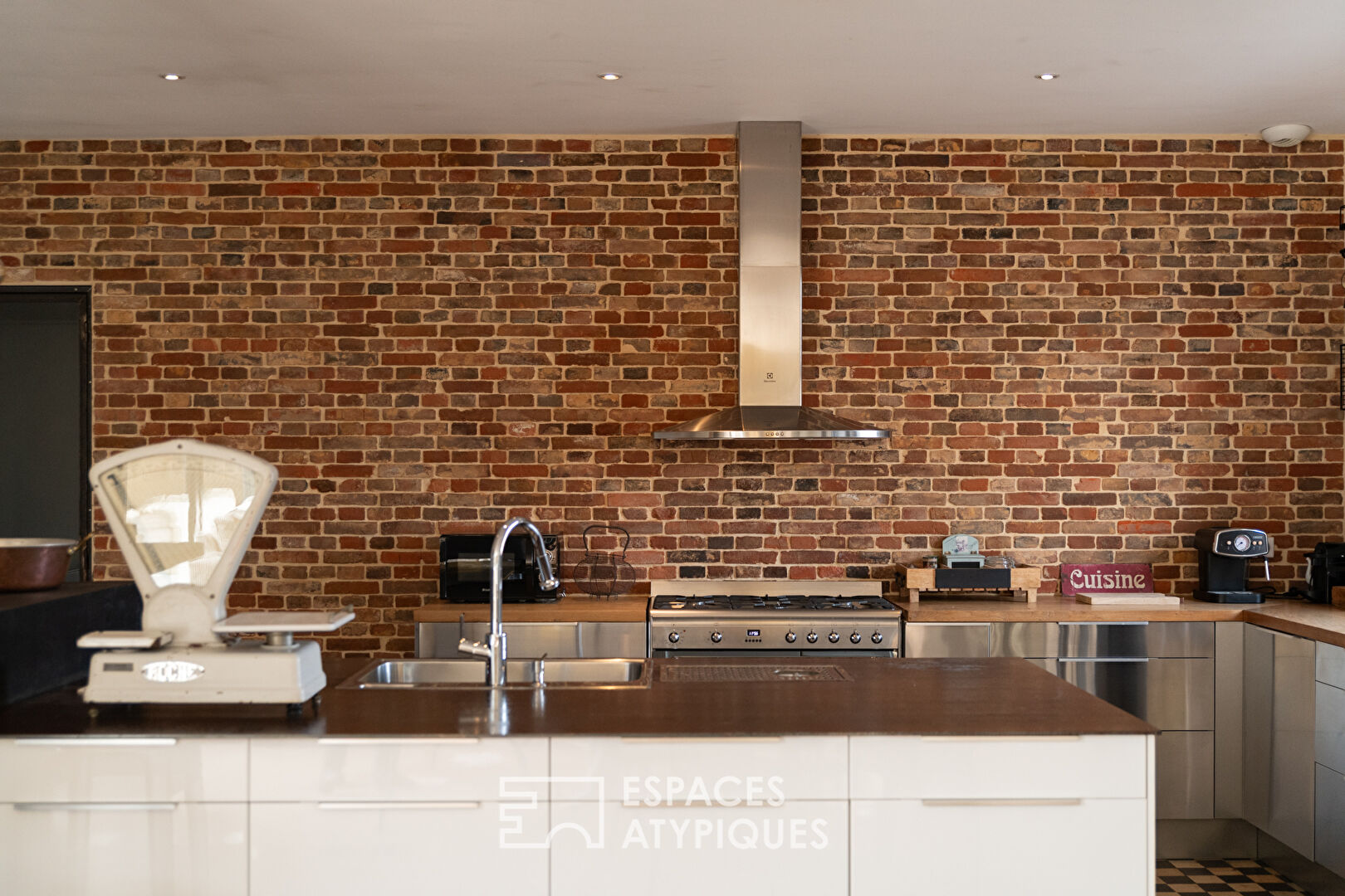 Ancien atelier auto réhabilité en maison contemporaine