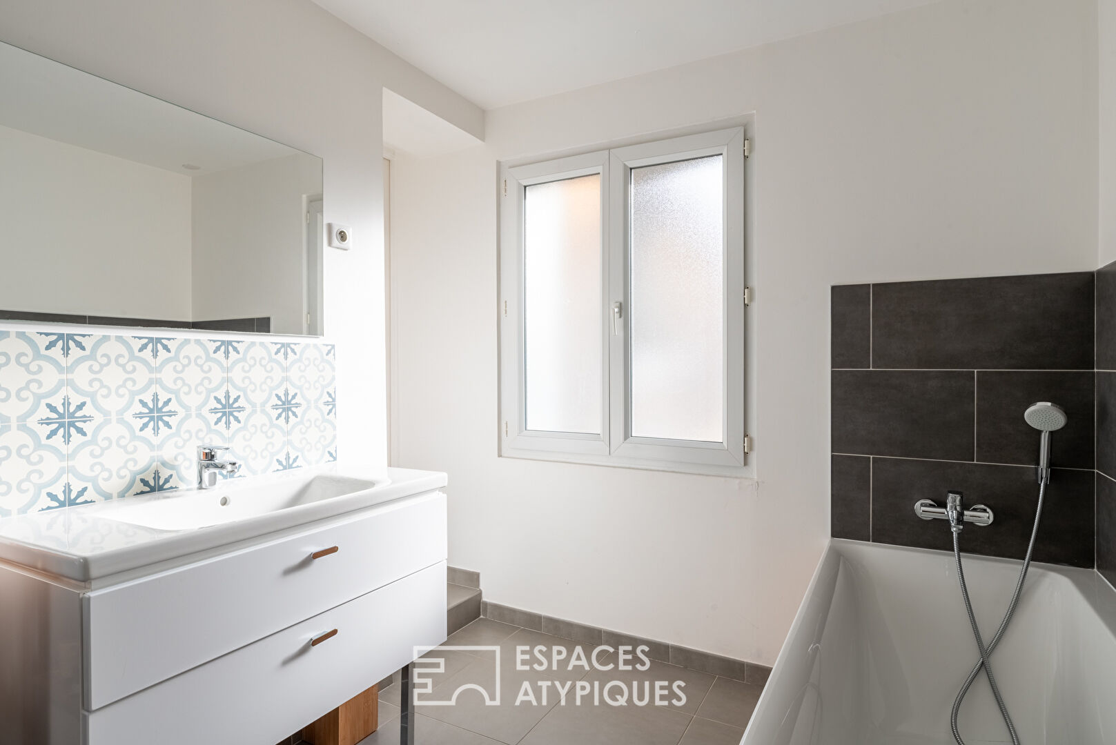 Ancien atelier auto réhabilité en maison contemporaine