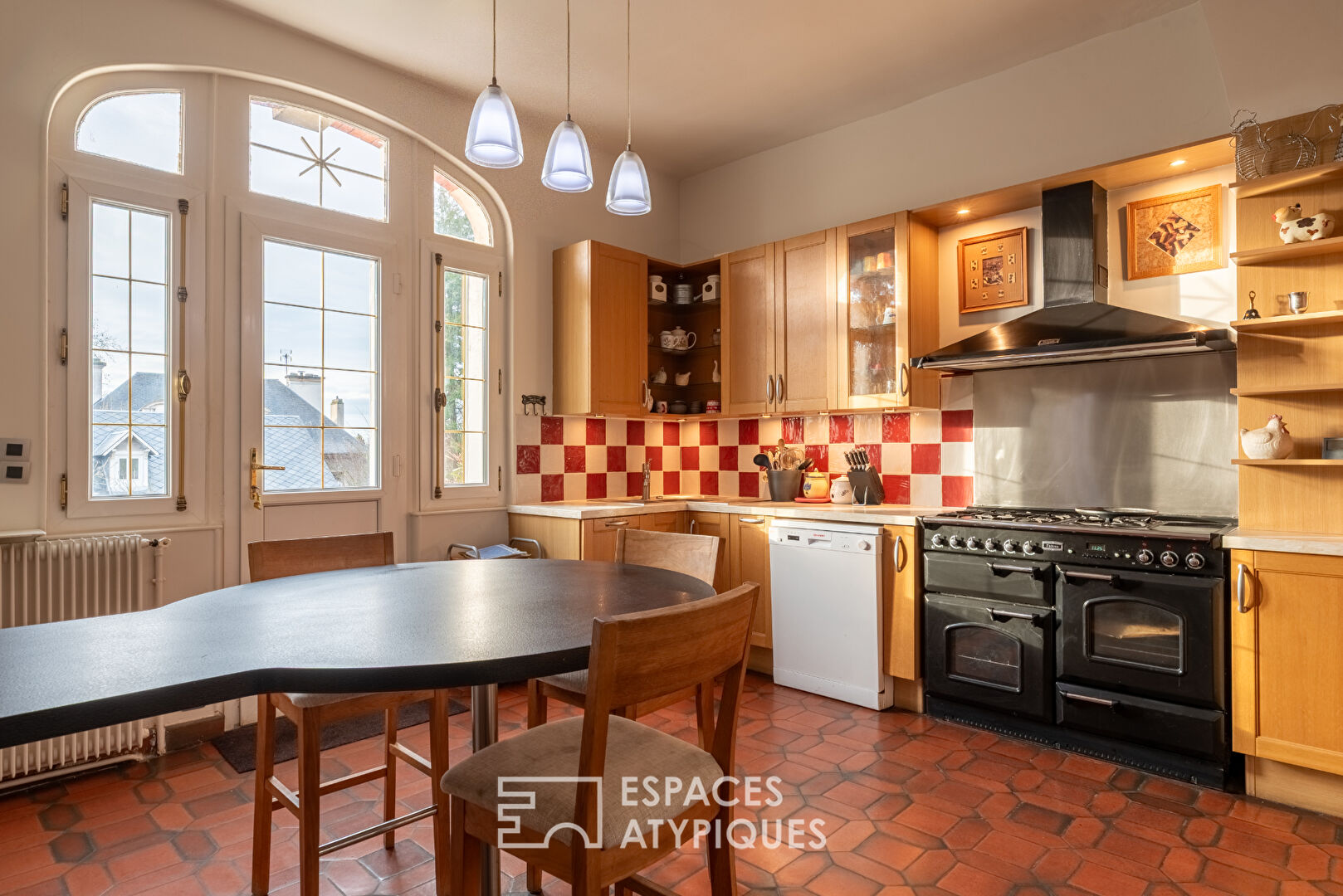 Demeure de maître aux volumes d&rsquo;exception avec dépendance