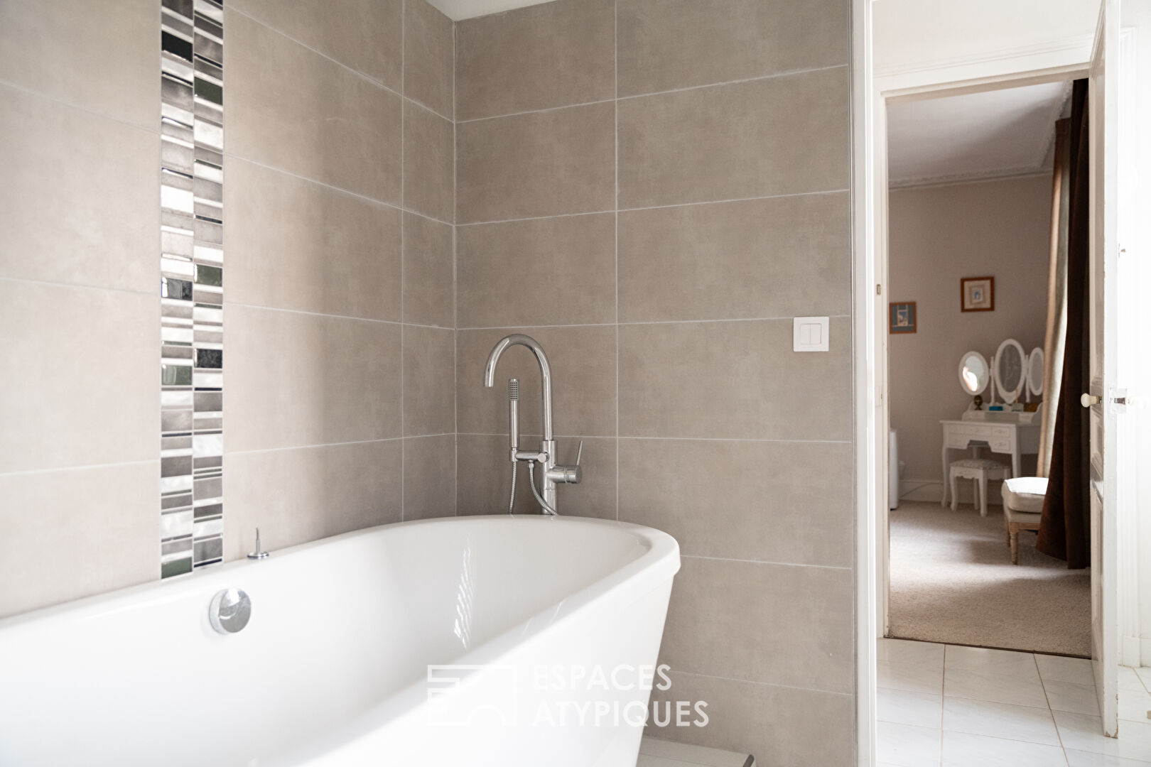 Demeure de maître aux volumes d&rsquo;exception avec dépendance