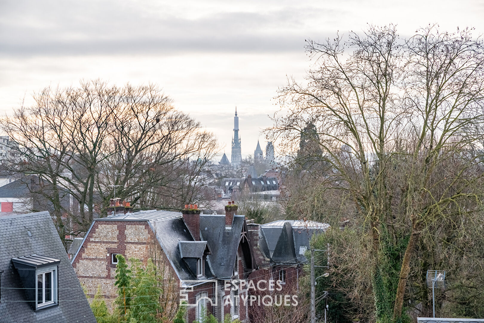 Demeure de maître aux volumes d&rsquo;exception avec dépendance