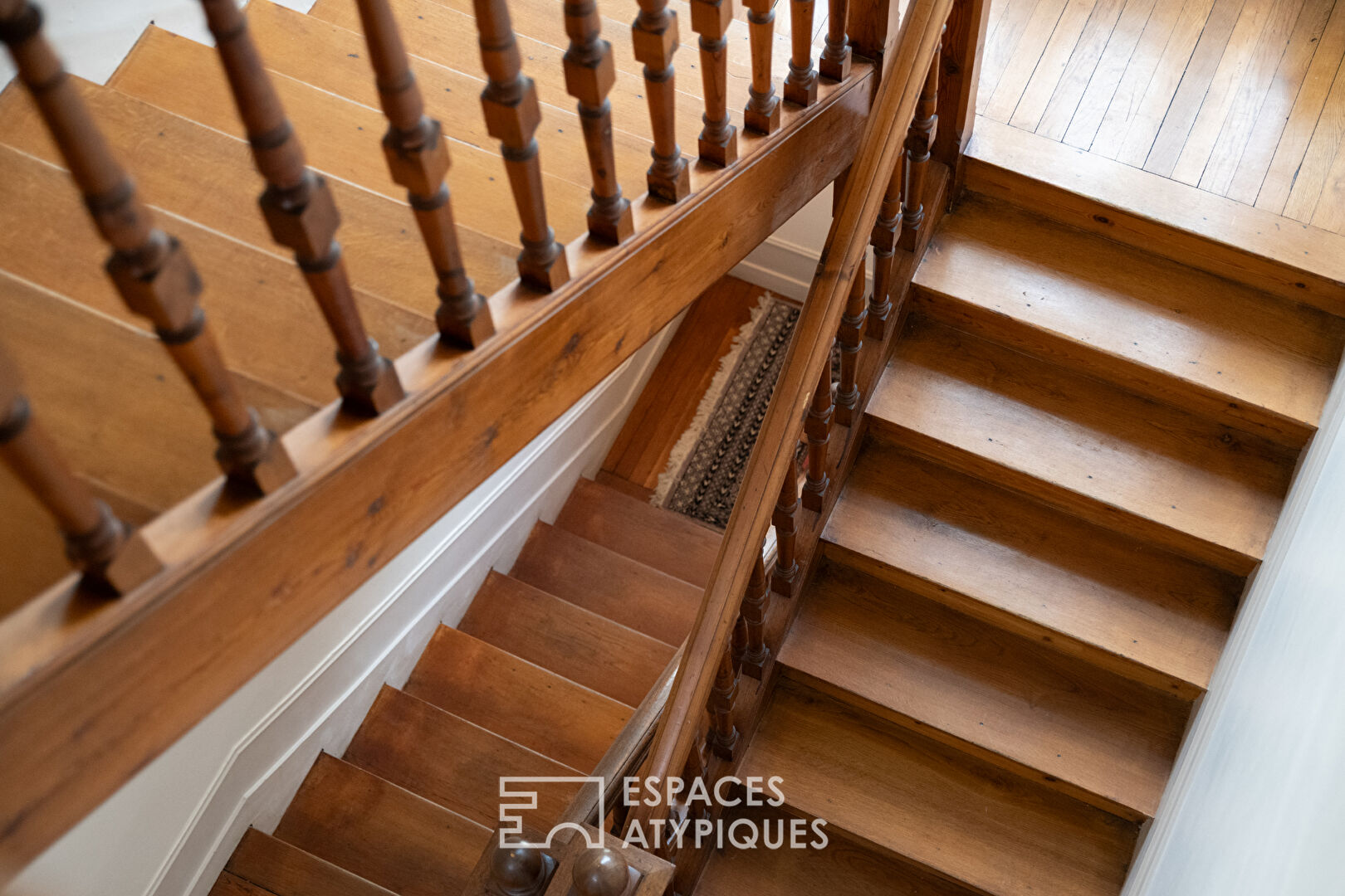 Demeure de maître aux volumes d&rsquo;exception avec dépendance