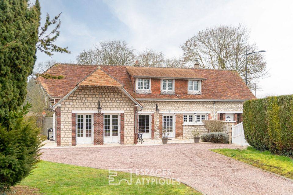 Authentique demeure avec toit cathédrale en bord de Seine
