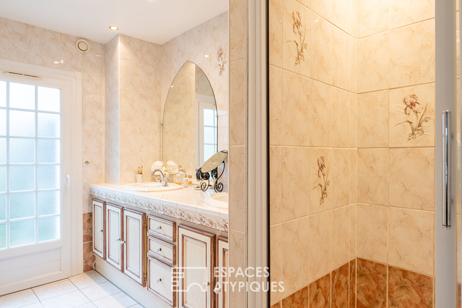 Authentique demeure avec toit cathédrale en bord de Seine