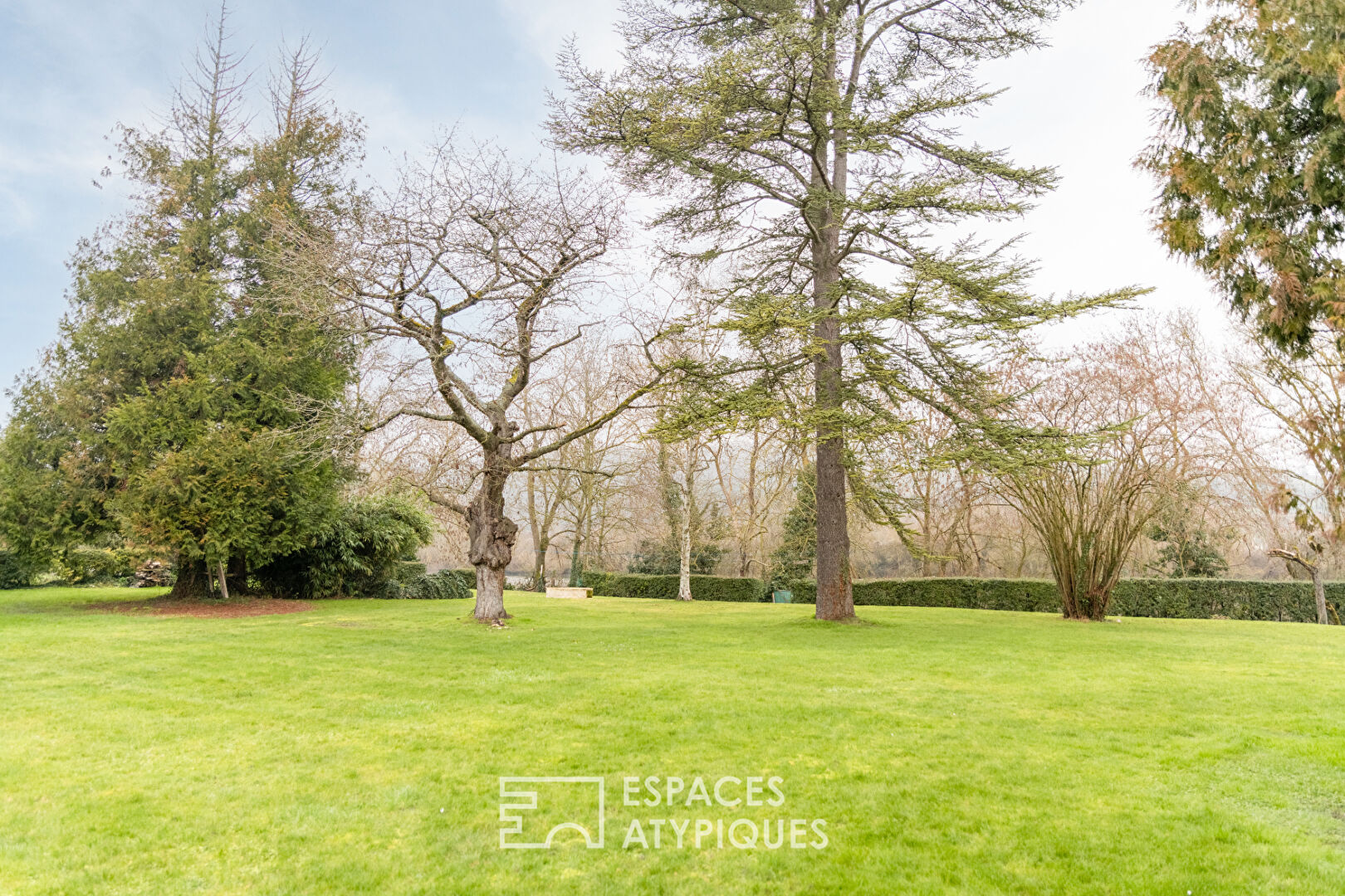 Authentique demeure avec toit cathédrale en bord de Seine