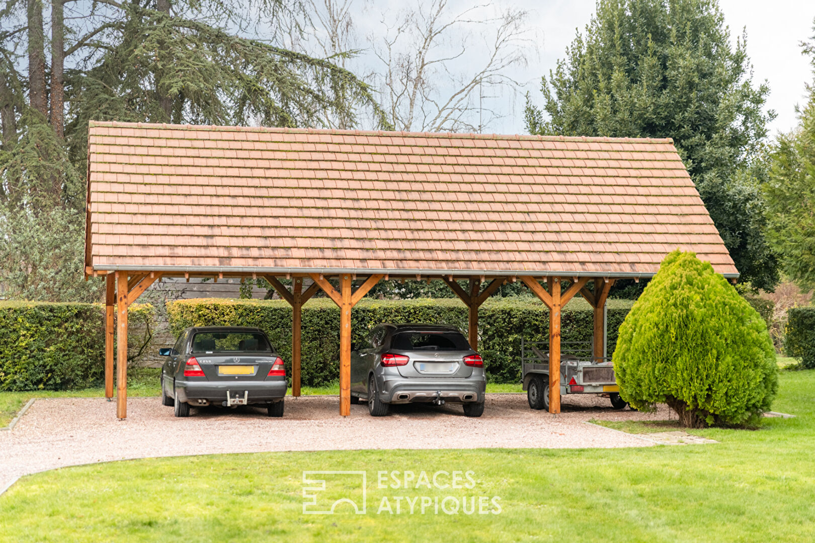 Authentique demeure avec toit cathédrale en bord de Seine