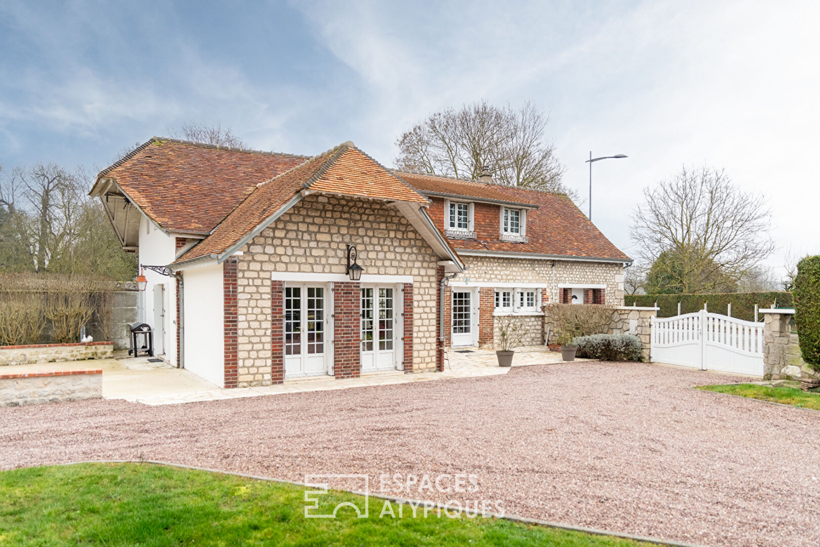 Authentique demeure avec toit cathédrale en bord de Seine