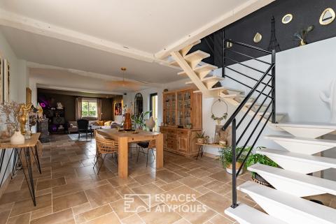 Ancienne grange revisitée par un architecte avec extension contemporaine