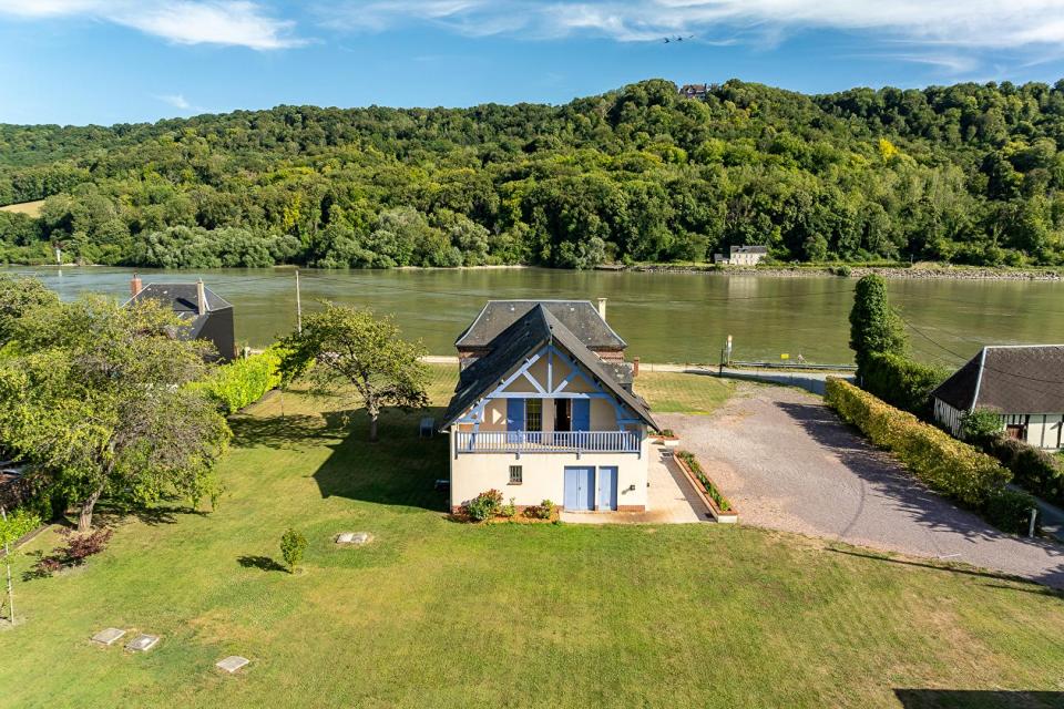 Propriété avec chambres d'hôtes en bord de seine