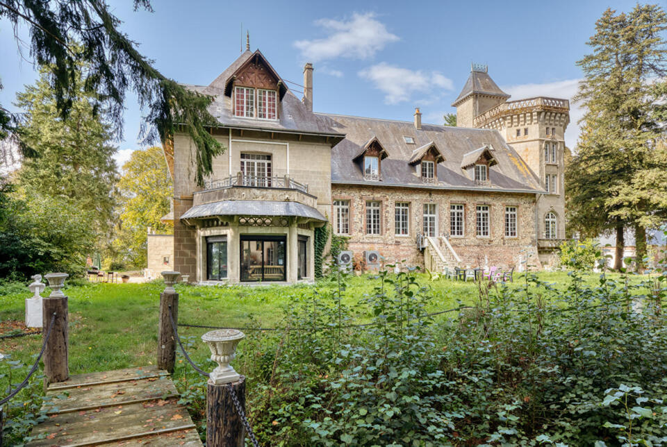 Château du 17eme siècle avec ses douves au coeur du Pays de Bray