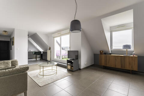 Appartement récent avec vue dégagée, balcon et parking