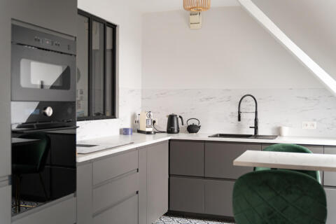 Appartement récent avec vue dégagée, balcon et parking
