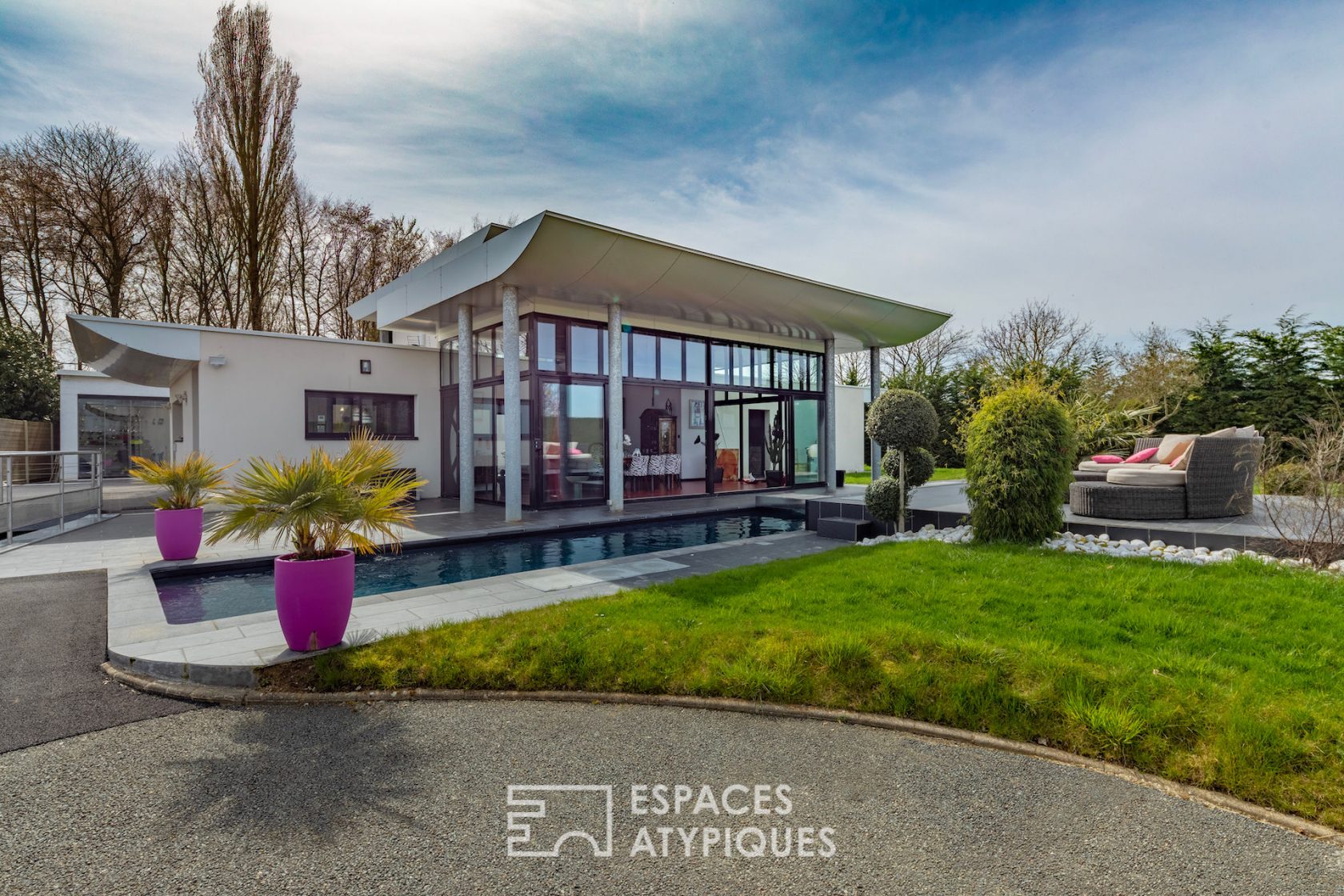 Villa graphique avec piscine en couloir de nage