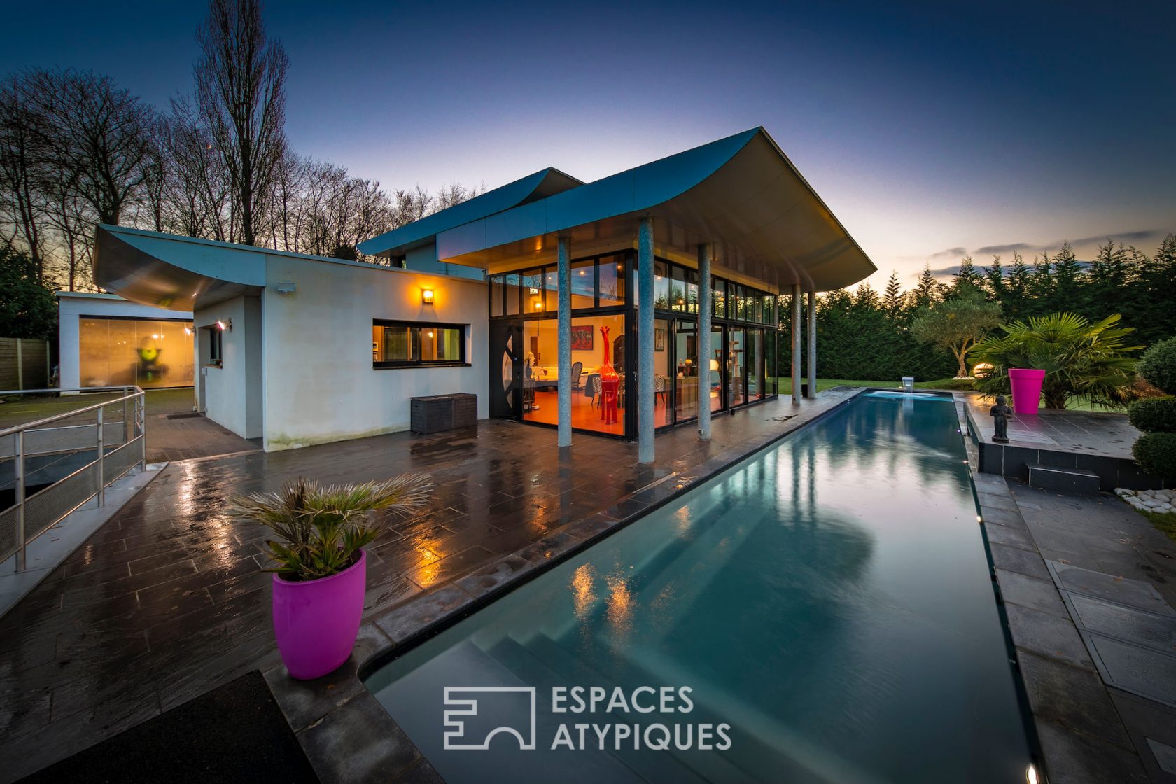 Villa graphique avec piscine en couloir de nage