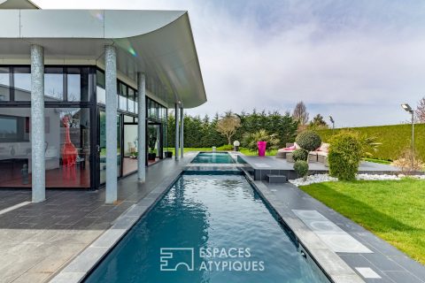 Villa graphique avec piscine en couloir de nage