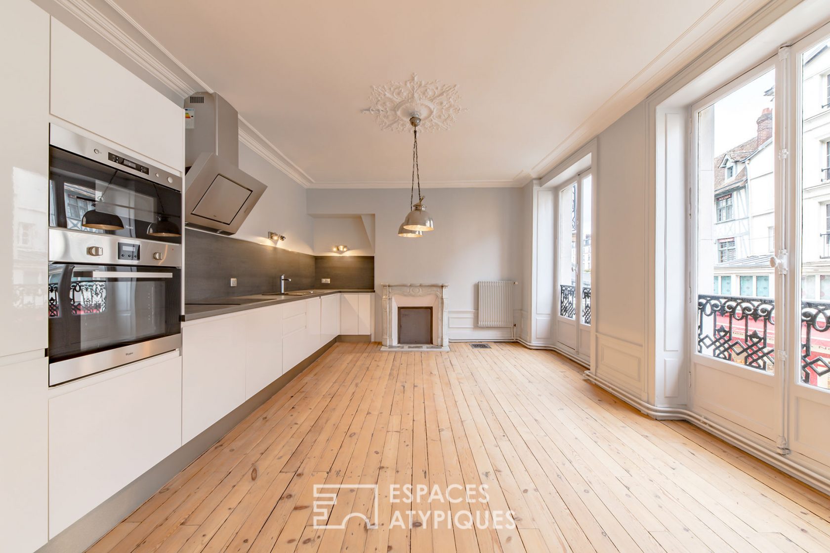 Haussmannian renovated in the heart of the historic district