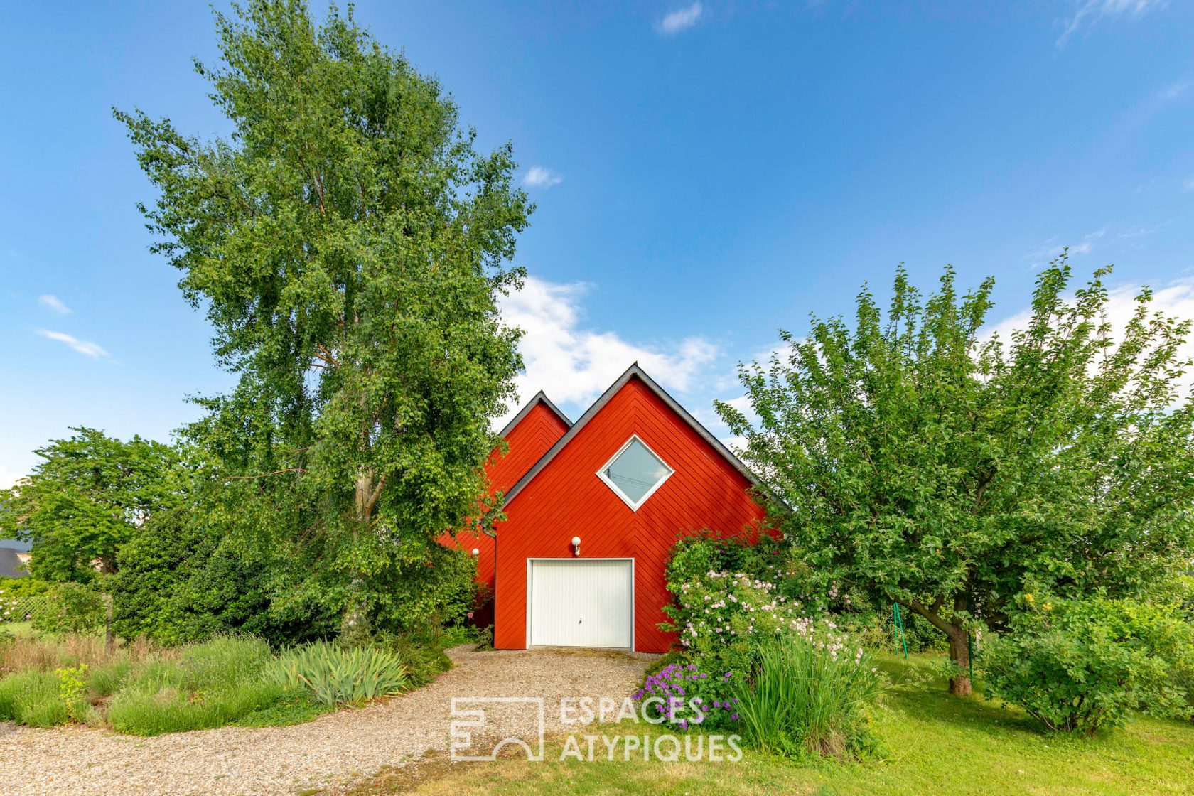 Scandinavian-inspired house on the banks of the Seine