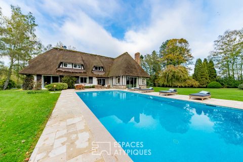 Chaumière d’architecte avec piscine dans environnement préservé