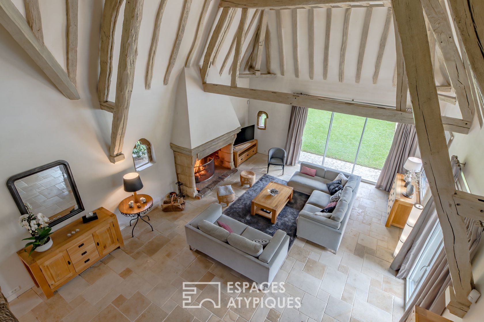 Chaumière d’architecte avec piscine dans environnement préservé