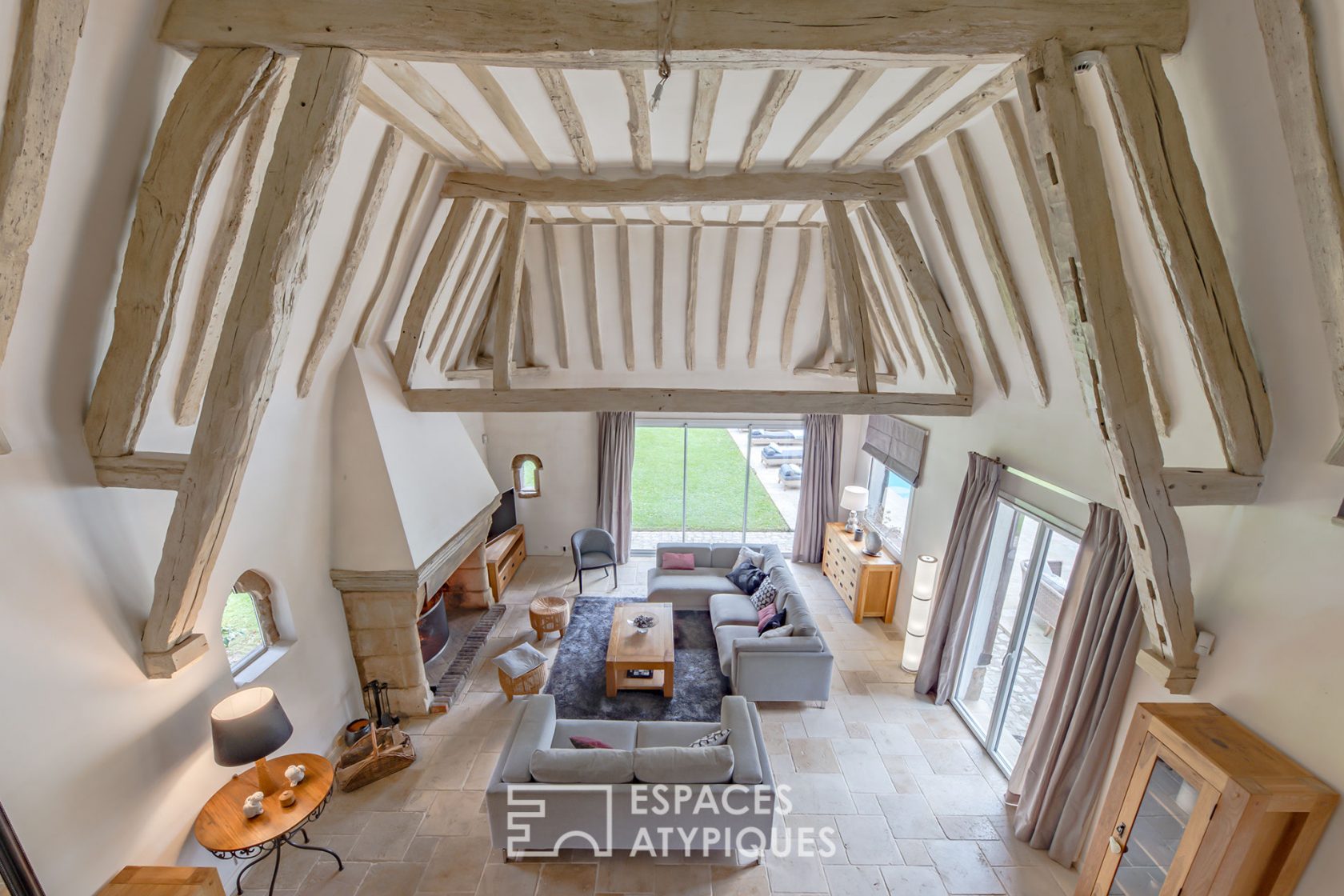 Chaumière d’architecte avec piscine dans environnement préservé