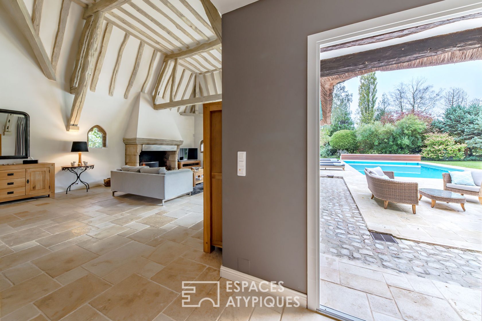 Chaumière d’architecte avec piscine dans environnement préservé