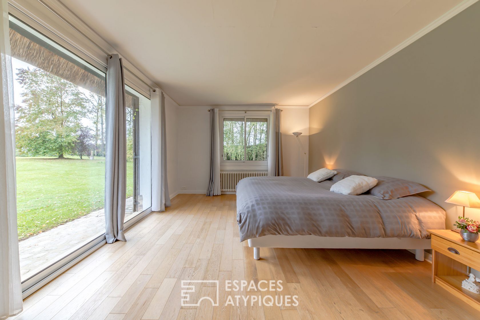 Chaumière d’architecte avec piscine dans environnement préservé