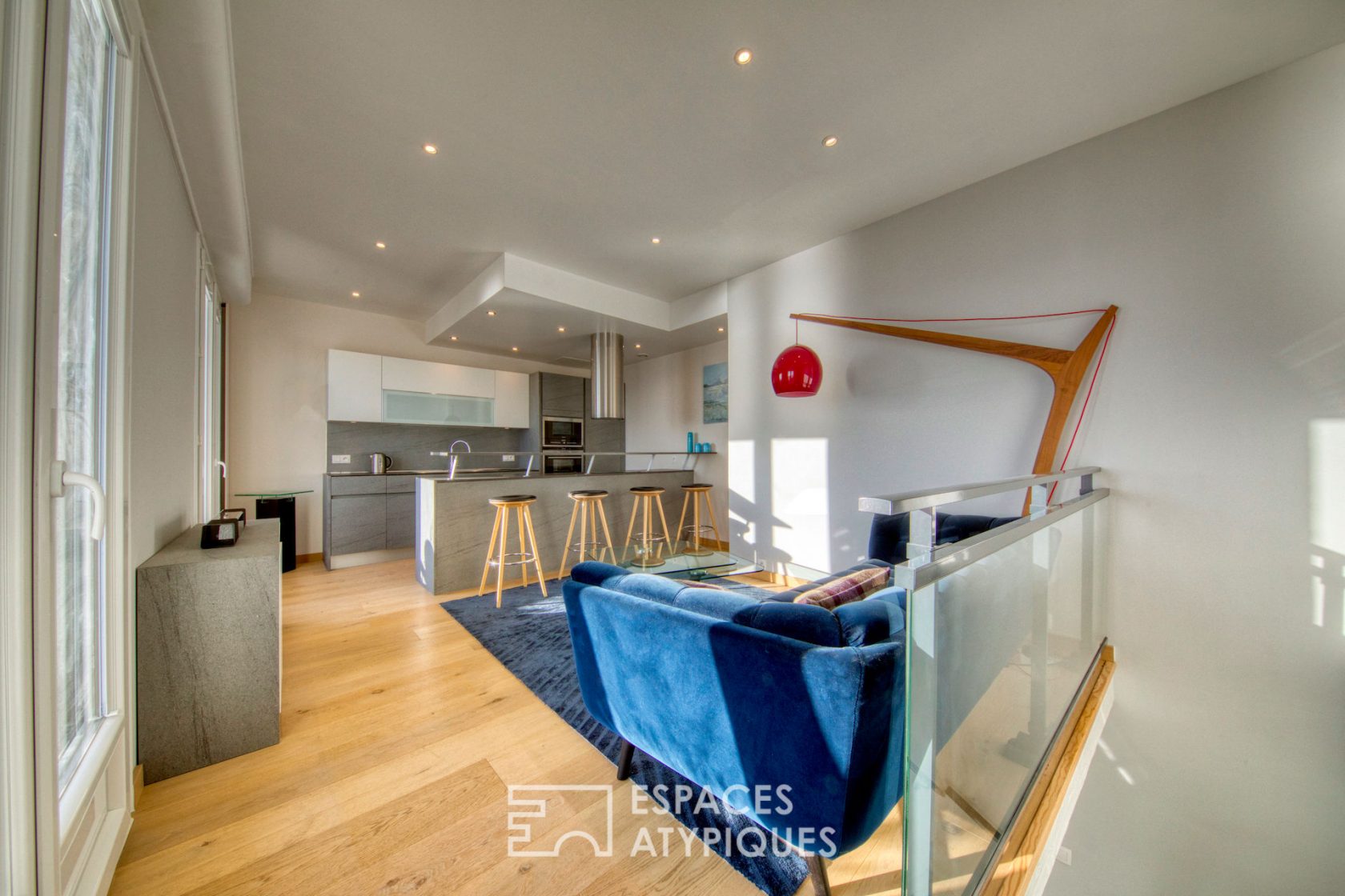 Contemporary triplex with terrace facing the sea