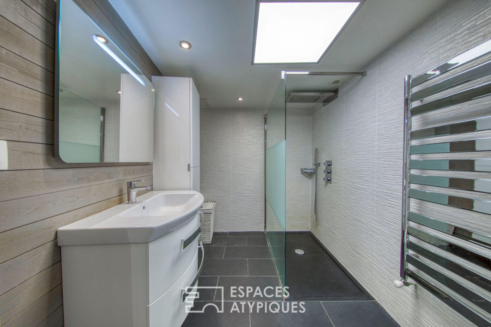 Contemporary triplex with terrace facing the sea