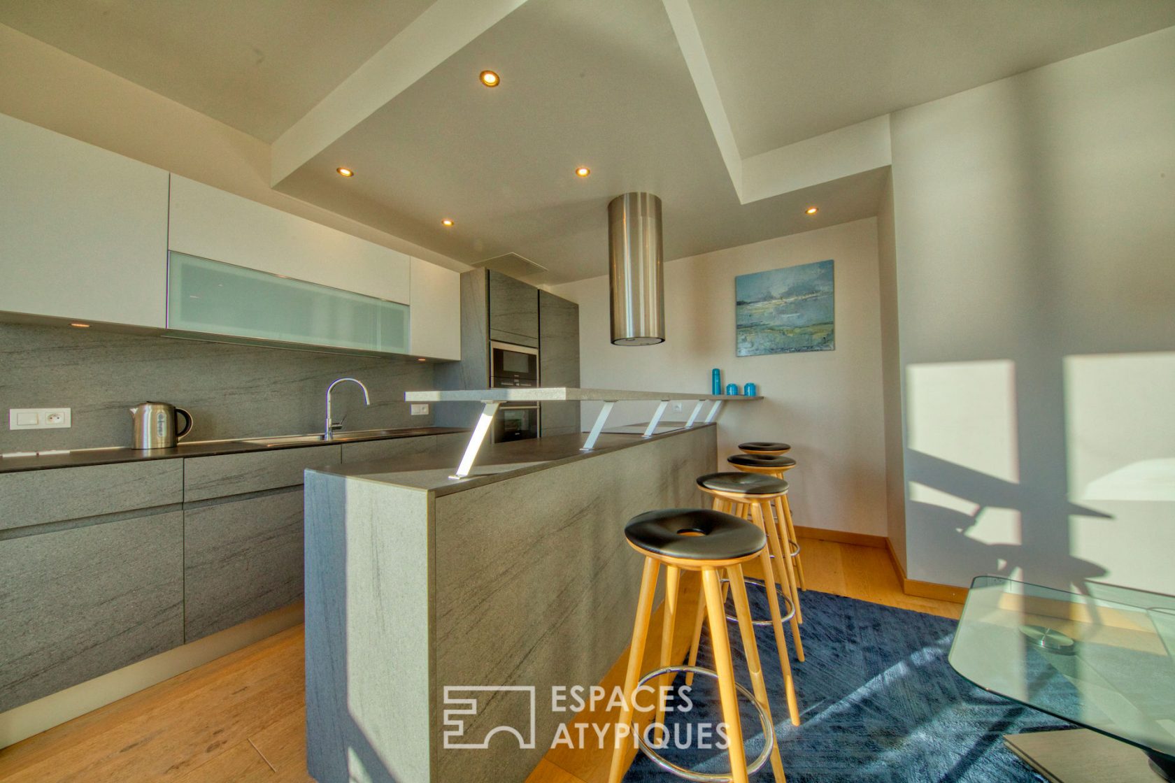 Contemporary triplex with terrace facing the sea