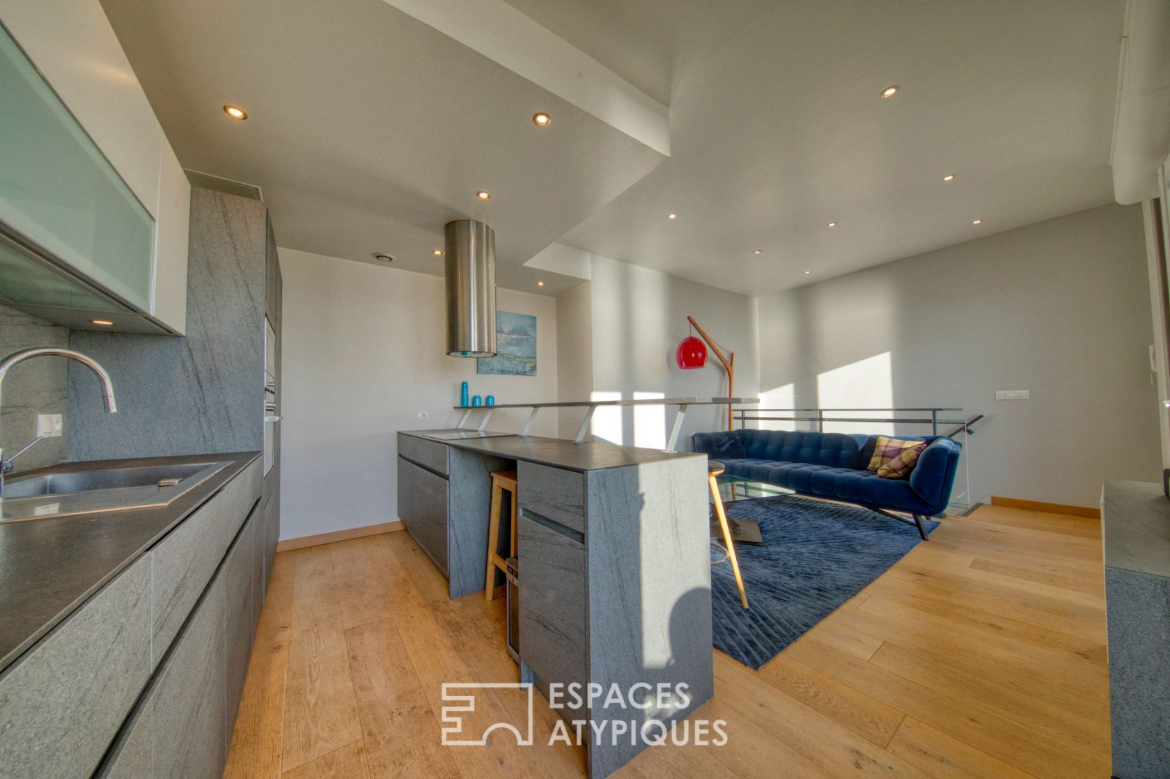 Contemporary triplex with terrace facing the sea