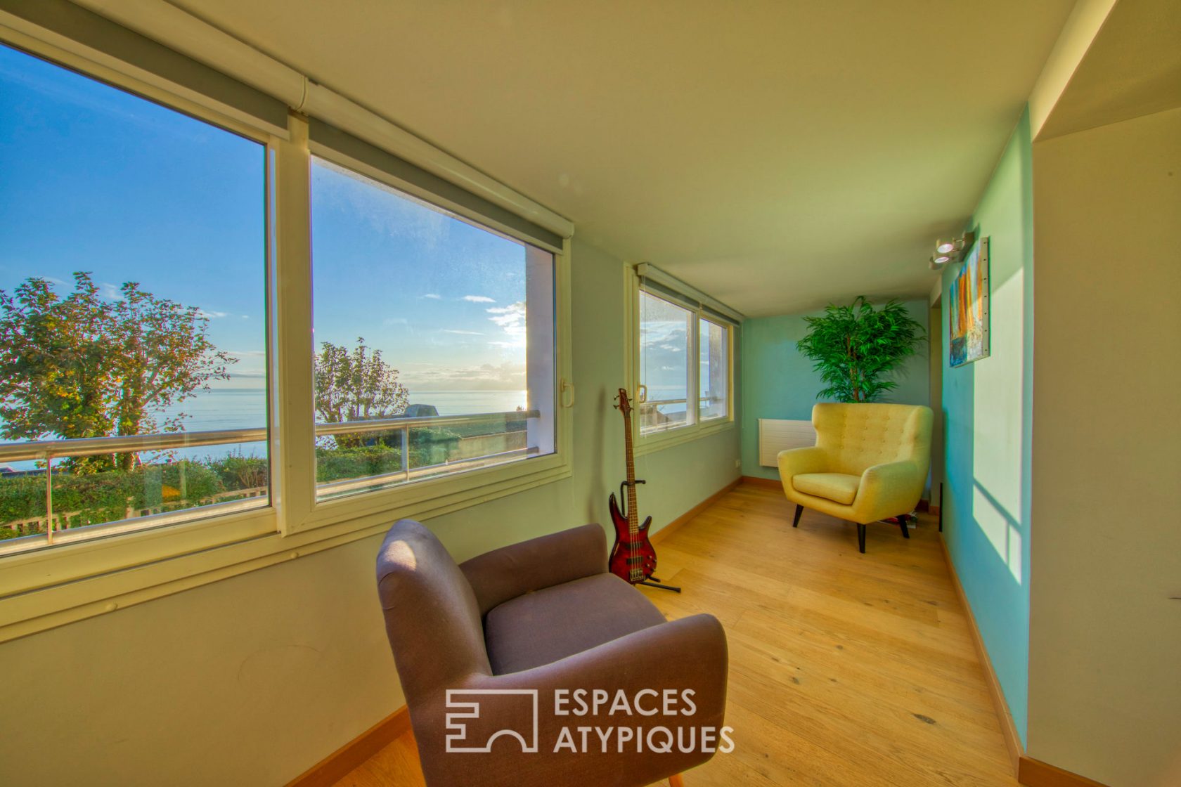 Contemporary triplex with terrace facing the sea