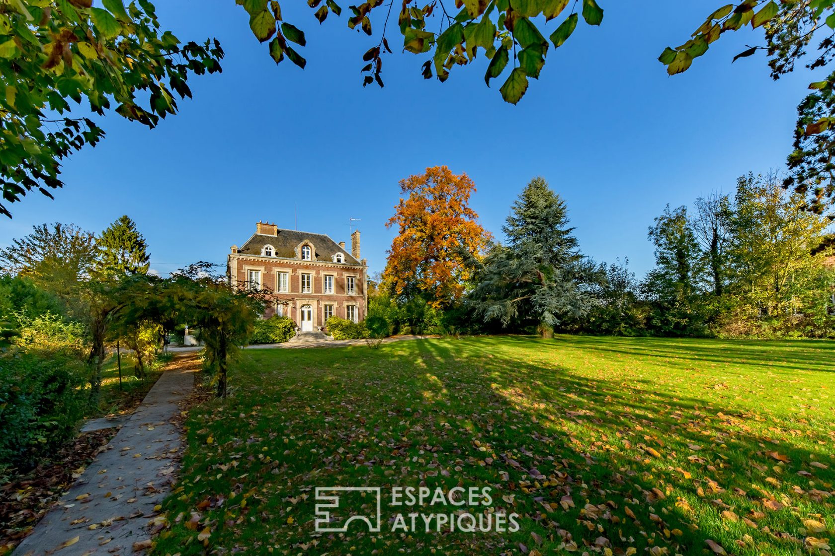Manoir du 19 ème avec anciennes écuries revisitées avec piscine