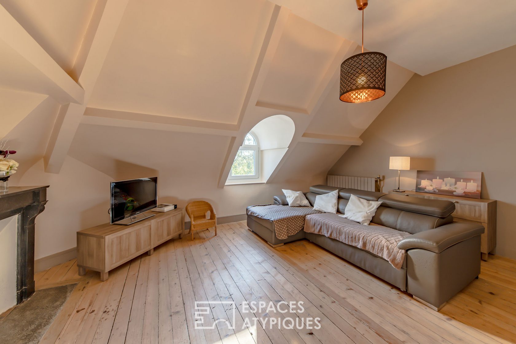 Manoir du 19 ème avec anciennes écuries revisitées avec piscine