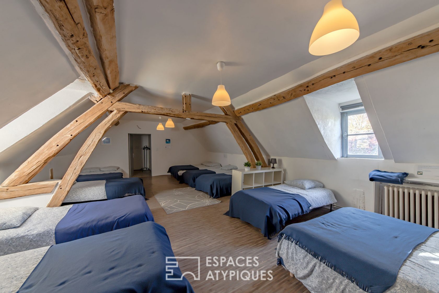 Manoir du 19 ème avec anciennes écuries revisitées avec piscine