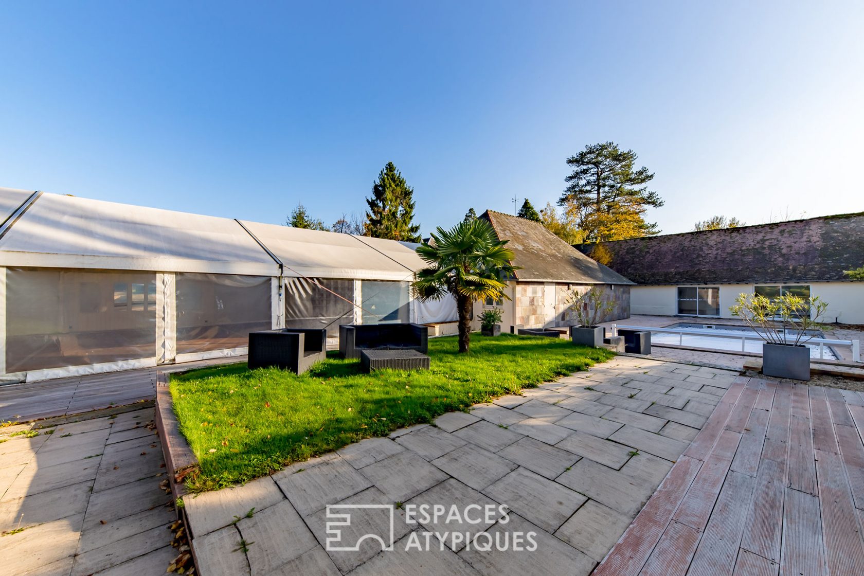 Manoir du 19 ème avec anciennes écuries revisitées avec piscine